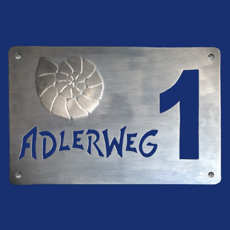 Türschild mit Hausnummer und Ammonit aus Aluminium