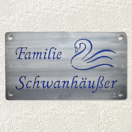 Türschild mit Schwan und blauem Hintergrund