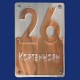 Türschild mit Hausnummer aus Kupfer und silbernem Hintergrund
