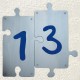 Puzzle Hausnummer 13 mit blauem Hintergrund
