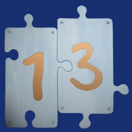 Puzzle Hausnummer 13 mit farbigem Hintergrund