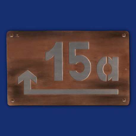 Hausnummer mit Pfeil aus Kupfer