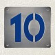 Hausnummer 10 mit blauem Hintergrund