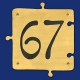 Puzzle Hausnummer 67 aus Messing mit schwarzem Hintergrund