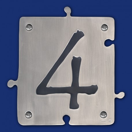 Puzzle Hausnummer 4 aus Aluminium mit schwarzem Hintergrund