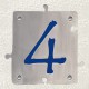 Puzzle Hausnummer 4 aus Aluminium mit blauem Hintergrund