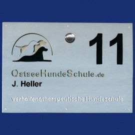 Türschild mit Klingel, Hausnummer und Logo