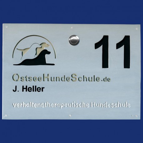 Türschild mit Klingel, Hausnummer und Logo