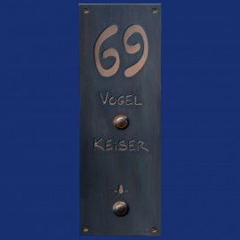 großes Kupferschild mit Hausnummer, Klingel und Lichttaster