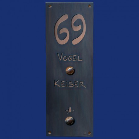 großes Kupferschild mit Hausnummer, Klingel und Lichttaster