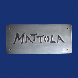 Namenschild aus Aluminium mit schwarzem Hintergrund