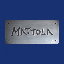 Namenschild aus Aluminium mit schwarzem Hintergrund