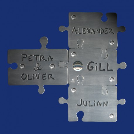Klingelschild aus Metall als Puzzle aus vier Teilen
