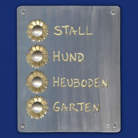 Klingelschild mit vier Klingeln und Blütenrosetten