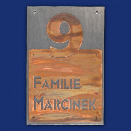 Türschild mit Name und Hausnummer 9 aus Kupfer / Aluminium im Hochformat
