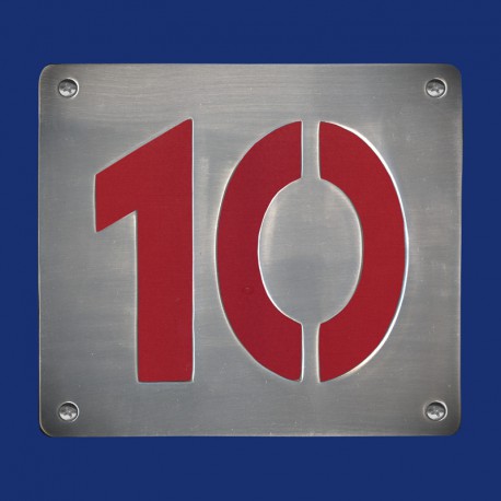 Hausnummer 10 mit rotem Hintergrund