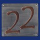 Hausnummer 22 mit kupfer-bronzefarbenem Hintergrund